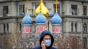 A Rússia está entre os países mais atingidos pela pandemia de covid e uma onda devastadora neste outono fez com que infecções e mortes chegassem anovos recordes. Foto: Yuri KADOBNOV / AFP