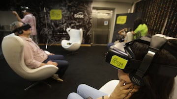 Espectadores assistem aos filmes de realidade virtual no Cinesesc, durante a 42.ª Mostra de Cinema de SP. Foto: Nilton Fukuda/Estadão
