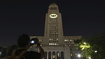O 'bat-sinal' em homenagem ao ator Adam West. Foto: Eugene Garcia/EFE