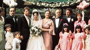 A atriz e cantora Morgana Kingao lado da noiva e de Marlon Brando em 'O Poderoso Chefão'. Foto: Paramount Pictures