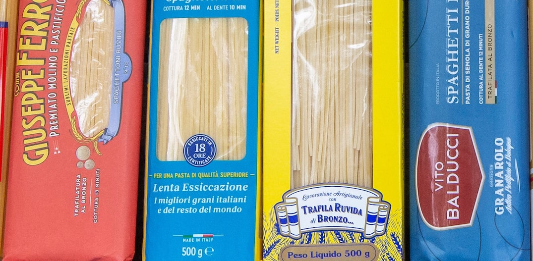 Quatro pacotes de espaguete grano duro de marcas diferentes. Foto: Taba Benedicto