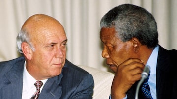 de Klerk e Mandela em encontro em Pretória, em 2010; ex-presidentes foram protagonistas no fim do apartheid. Foto: EFE/EPA/STR 