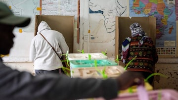 As urnas foram abertas nesta terça-feira, 9, em meio a uma eleição presidencial incomum do Quênia. Foto: Mosa'ab Elshamy/AP. Foto: Mosa'ab Elshamy
