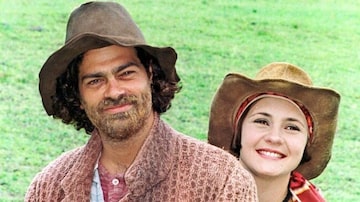 Eduardo Moscovis (Petruchio) e Adriana Esteves (Catarina) durante as gravações de 'O Cravo e a Rosa'. Foto: Globo / Divulgação