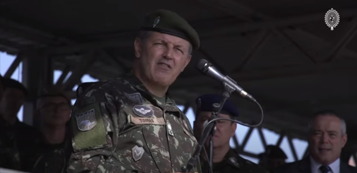 O comandante militar do Sudeste, general Tomás Miguel Ribeiro de Paiva discursa em defesa da democracia para a tropa 