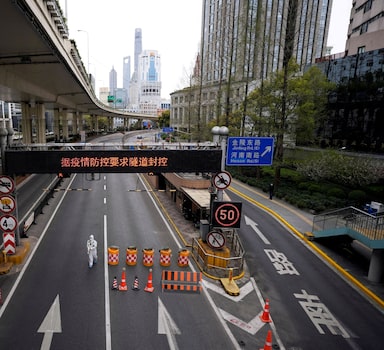 Avenida deserta na região de Pudong, em Xangai, em razão do lockdown