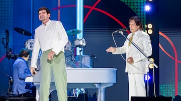 Os cantores Jão e Roberto Carlos. Foto: Fabio Rocha/TVGlobo