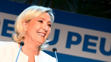 Marine Le Pen celebra vitória e reeleição para Parlamento Europeu. Foto: Bertrand GUAY / AFP