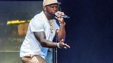 Rapper 50 Cent é processado por mulher que diz ter sido atingida na cabeça por microfone arremessado pelo artista durante show.