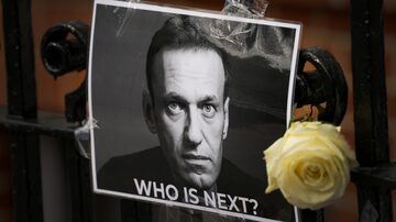 Imagem de 18 de fevereiro mostra cartaz com o rosto do opositor russo Alexei Navalni, morto em uma prisão na Rússia