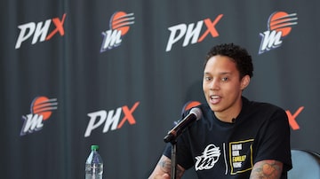 PHOENIX, ARIZONA - APRIL 27: Brittney Griner of the Phoenix Mercury speaks during a "Bring Our Families Home" press conference at Footprint Center on April 27, 2023 in Phoenix, Arizona. Griner was jailed in Russia for almost 10 months in 2022.   Christian Petersen/Getty Images/AFP (Photo by Christian Petersen / GETTY IMAGES NORTH AMERICA / Getty Images via AFP). Foto: Christian Petersen/ AFP