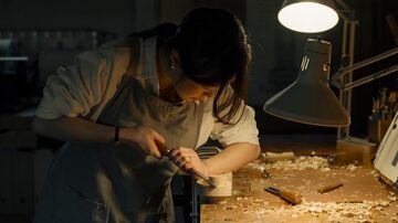 A luthier sul-coreana Ayoung An, uma estrela em ascensão no mundo da fabricação de violinos, trabalha em seu estúdio em Cremona, na Itália.