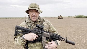 FILE PHOTO: The late Yevgeny Prigozhin, chief of Russian private mercenary group Wagner, then giving an address in camouflage and with a weapon in his hands in a desert area at an unknown location, in this still image taken from video possibly shot in Africa and published August 21, 2023. Courtesy PMC Wagner via Telegram via REUTERS/File Photo. Foto: Telegram do Grupo Wagner/Reuter