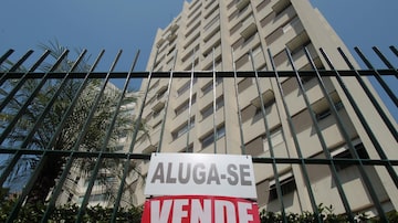 Placas na Av. Rouxinol no bairro de Moema, zona sul de São Paulo; Lei de Locações não especifica o meio pelo qual o aviso de rescisão de contrato deve ocorrer