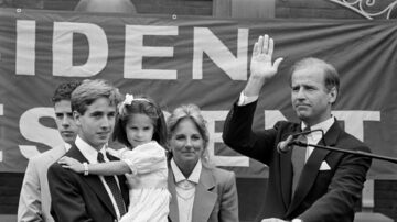 O senador Joe Biden, ao lado de sua família, anuncia sua candidatura à indicação presidencial democrata, em 1987. Foto: Keith Meyers/NYT
