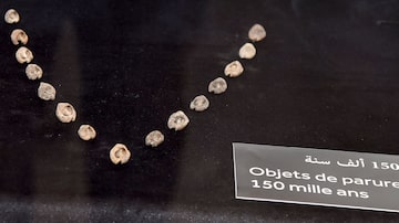 Colar de conchas exposto em Rabat tem 150 mil anos de idade, de acordo com equipe de pesquisadores. Foto: AFP