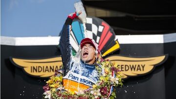 Takuma Sato comemorou vitória nas 500 Milhas de Indianápolis com garrafa de leite. Foto: Mark J. Rebilas / USA Today Sports