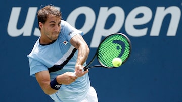 NEW YORK, NEW YORK - AUGUST 29: Felipe Meligeni Alves of Brazil returns a shot against Facundo Bagnis of Argentina during their Men's Singles First Round match on Day Two of the 2023 US Open at the USTA Billie Jean King National Tennis Center on August 29, 2023 in the Flushing neighborhood of the Queens borough of New York City.   Sarah Stier/Getty Images/AFP (Photo by Sarah Stier / GETTY IMAGES NORTH AMERICA / Getty Images via AFP). Foto: Sarah Stier/ AFP