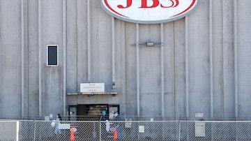 FILE PHOTO: Employees walk around with face masks at the JBS USA meat packing plant in Greeley, Colorado, U.S., April 14, 2020.  REUTERS/Shannon Stapleton/File Photo. Foto: Shannon Stapleton/Reuters 