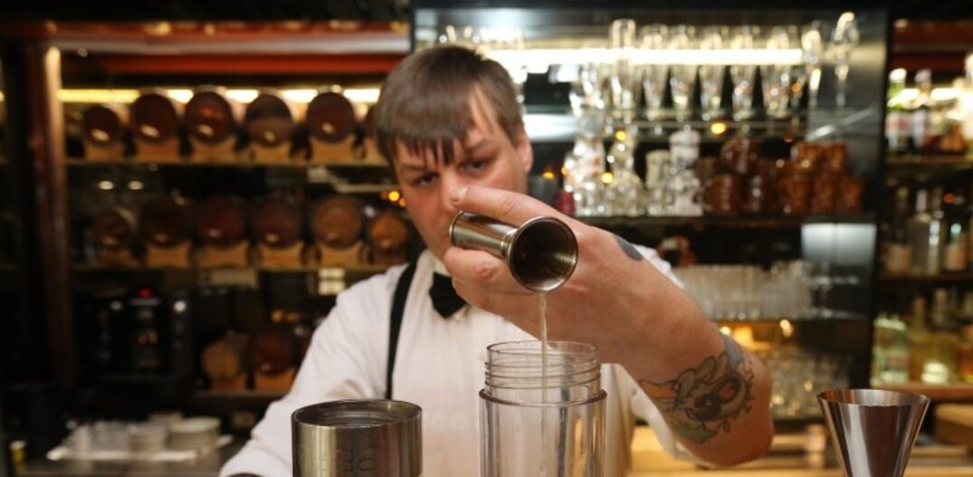 O bartender Spencer Amereno que comanda o Frank. Foto: Nilton Fukuda|Estadão 