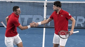 Nikola Cacic e Filip Krajinovic, da Sérvia, comemoram ponto na vitória diante da Noruega pela ATP Cup. Foto: Rick Rycroft / AP