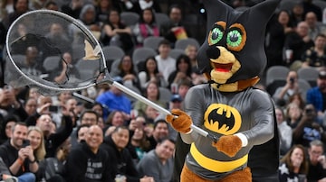 The San Antonio Spurs Coyote mascot captures a bat that flew onto the court during the first half of the Spurs' NBA basketball game against the Minnesota Timberwolves, Saturday, Jan. 27, 2024, in San Antonio. (AP Photo/Darren Abate). Foto: Darren Abate/AP