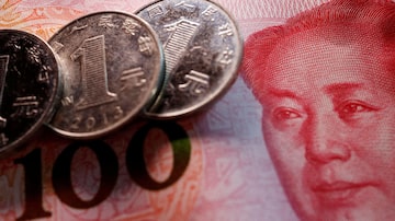 FILE PHOTO: Coins and banknotes of China's yuan are seen in this illustration picture taken February 24, 2022. REUTERS/Florence Lo/Illustration/File Photo. Foto: Florence Lo/Reuters