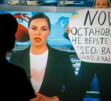 Moscow (Russian Federation), 15/03/2022.- A woman watches a recorded feed of the Russian Channel One's evening news broadcast TV show in which an employee enters Ostankino on-air TV studio with a poster reading ''No War. Stop the war. Don't believe the propaganda. You are being lied to here" in Moscow, Russia, 15 March 2022. The on-air protest was staged on 14 March by Marina Ovsyannikova, who worked as an editor. She was taken to the Ostankino police department. A protocol was drawn up against an employee of Channel One under the article on military censorship for discrediting the Russian armed forces. On 24 February Russian troops had entered Ukrainian territory in what the Russian president declared a 'special military operation', resulting in fighting and destruction in the country, a huge flow of refugees, and multiple sanctions against Russia. (Protestas, Rusia, Ucrania, Moscú) EFE/EPA/DSK