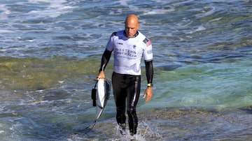 US surfer Kelly Slater holds his board as he walks out of the water after competing at the Margaret River Pro surfing competition at Margaret River, in Western Australia on April 15, 2024. (Photo by COLIN MURTY / AFP). Foto: Colin Murty/COLIN MURTY