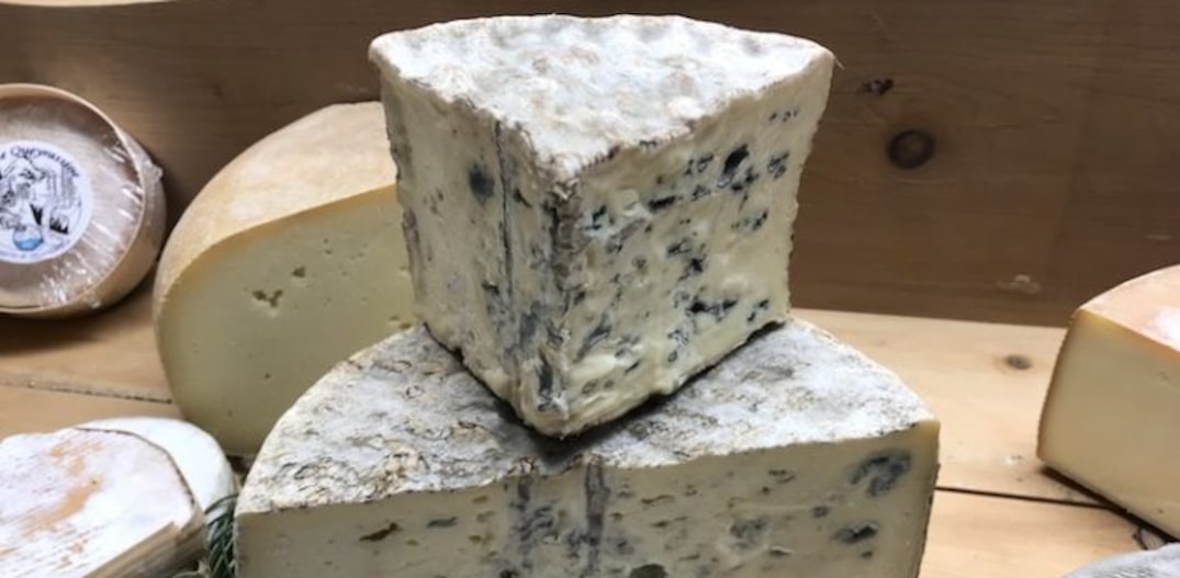
Bleu de Queyras é de leite cru de vaca e tem um sabor bem mais suave que o Roquefort. FOTO: Débora Pereira/Profession Fromager.
. Foto: Débora Pereira/Estadão