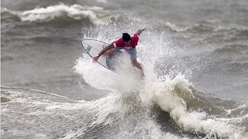 Gabriel Medina avança às quartas de final no surfe. Foto: Francisco Seco/ AP