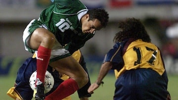 Blanco aplica o 'drible canguru' durante partida contra a Venezuela, pela Copa América de 1999. Foto: Andrew Winning/Reuters