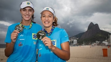 Bárbara e Fernanda Berti com as medalhas de campeãs do Circuito Brasileiro de Vôlei de Praia. Foto: Márcio Rodrigues / Megafoto