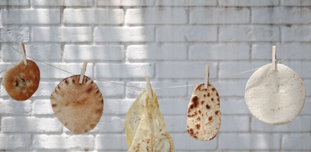 Leves. Da esquerda para a direita: mini foccacia, pão sírio, folha, naan indiano e a tortilha mexicana. Foto: Felipe Rau|Estadão 