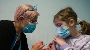 Vacinação de crianças em Estrasburgo,na França: países europeus aceleram imunização para deter a Ômicron. Foto: SEBASTIEN BOZON / AFP