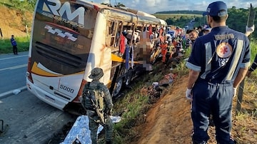 Acidente com ônibus deixa pelo menos 08 mortos e vários feridos em Teixeira de Freitas - Foto: Lenio Cidreira/ Liberdade News. Foto: Lenio Cidreira/ Liberdade News