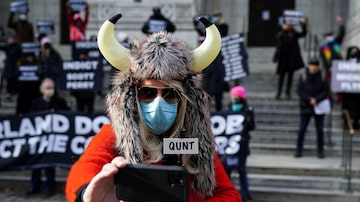 Um manifestante encarna o personagem"QAnon shaman" durante o protesto no Capitólio, nos EUA, em janeiro de 2022. Foto: Carlo Allegri/Reuters
