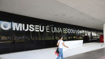 Obra 'O museu é uma escola', de Luis Camnitzer, na fachada do Museu de Arte Moderna de São Paulo. Foto: Alex Silva/Estadão