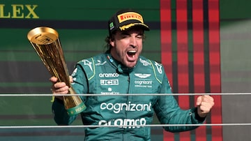Fernando Alonso decide permanecer na Aston Martin nas próximas duas temporadas.