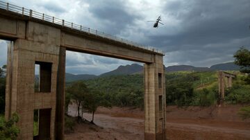 Helicóptero sobrevoa área onde via férrea foi derrubada pela lama. Foto: Washington Alves/Reuters