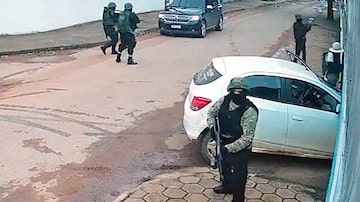 Cerca de 15 homens fortemente armados com fuzis levaram  terror à na cidade de Confresa (MT) 1.049 km de Cuiabá. Foto: Reprodução/Redes sociais
