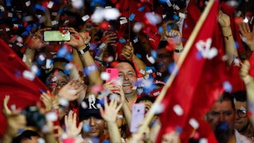 Paraguayan presidential candidate Santiago Pena from the ruling Colorado Party celebrates at the party headquarters as he and his running mate Pedro Alliana won Paraguay's presidential race, according to the preliminary official count, in Asuncion, Paraguay April 30, 2023. REUTERS/Agustin Marcarian. Foto: Agustin Marcarian/Reuters