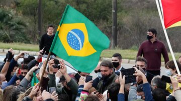 Em Bagé (RS), Jair Bolsonaro conversou com apoiadores e provocou aglomerações; presidente deve intensificar viagens pelo Brasil. Foto: Alan Santos/PR