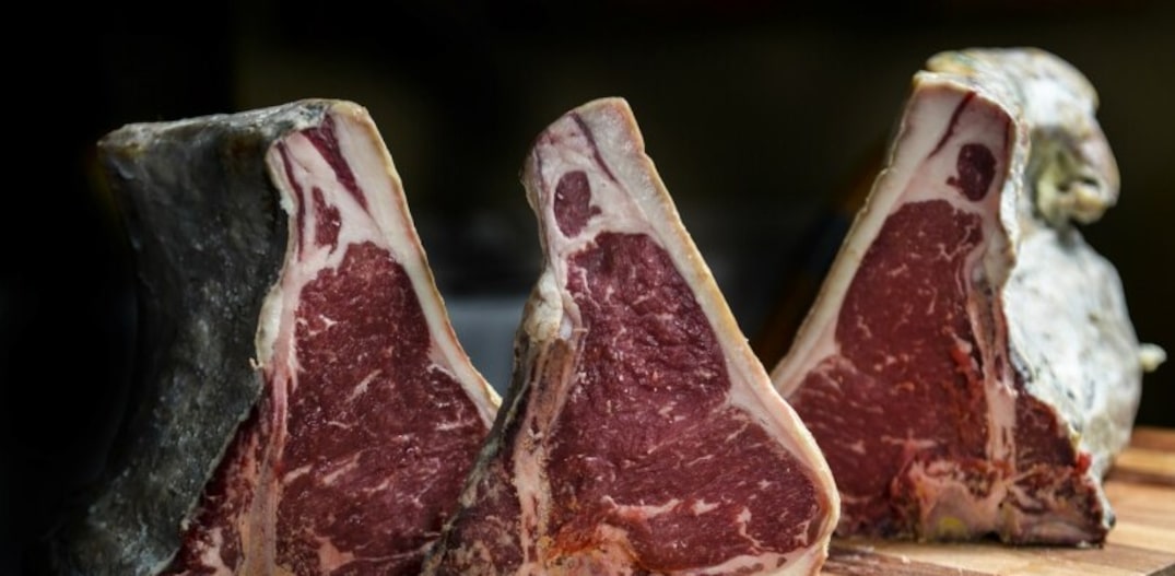 Carne maturada a seco por cem dias pelo chef Julien Mercier, do Bilboquet. Foto: Tadeu Brunelli|Divulgação