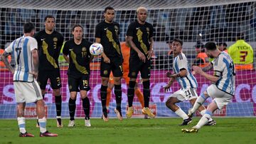 Argentina's forward Lionel Messi (R) shoots a free kick during the friendly football match between Argentina and Curacao at the Madre de Ciudades stadium in Santiago del Estero, in northern Argentina, on March 28, 2023. (Photo by JUAN MABROMATA / AFP). Foto: Juan Mabromata/ AFP