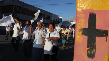 Pessoas participam de uma marcha pela paz em Ciudad Juarez, México, no sábado, 23. Foto: HERIKA MARTINEZ/AFP