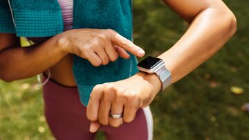 Sporty woman’s arm with smartwatch. Foto: tunedin/Adobe Stock      