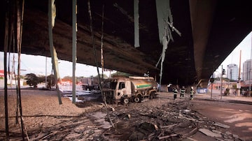 Um dos caminhões envolvidos no acidente estava carregado de óleo diesel e explodiu. Foto: MÁRIO ÂNGELO/SIGMAPRESS
