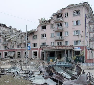 Chernihiv (Ukraine), 12/03/2022.- General view of the historical building of Ukraine Hotel after recent shelling in Chernihiv, Ukraine, 12 March 2022. Civillian infrastructure of the city is being targeted with airstrikes. Russian troops entered Ukraine on 24 February prompting the country's president to declare martial law and triggering a series of announcements by Western countries to impose severe economic sanctions on Russia. (Rusia, Ucrania) EFE/EPA/SERGIY STARODAVNIY
