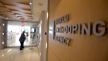 FILE PHOTO: A woman walks into the head office of the World Anti-Doping Agency (WADA) in Montreal, Quebec, Canada November 9, 2015.  REUTERS/Christinne Muschi/File Photo. Foto: Christinne Muschi/Reuters